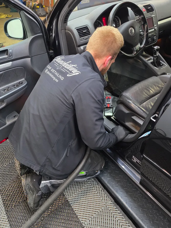 Sorgfältige Innenreinigung eines Fahrzeugs mit Spezialgerät im Westerwald