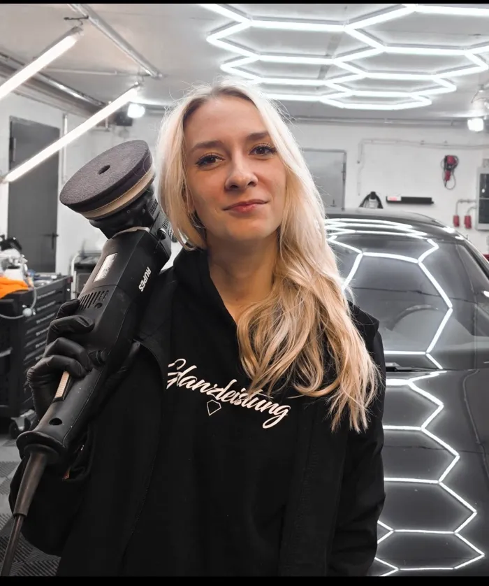 Vivien Ferbert bei der professionellen Fahrzeugaufbereitung mit Poliermaschine
