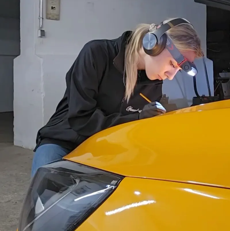 Vivien arbeitet präzise an einem Lackschaden, Smart Repair in Bad Marienberg