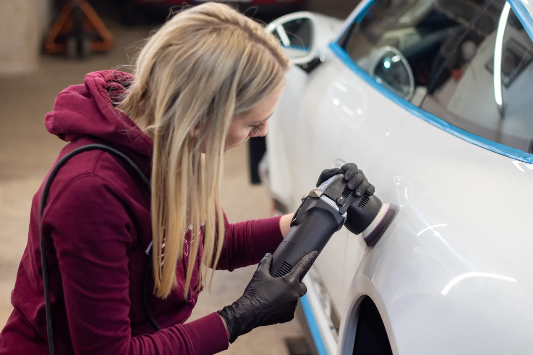 Lackpolitur an einem weißen Sportwagen vor dem Lackschutz