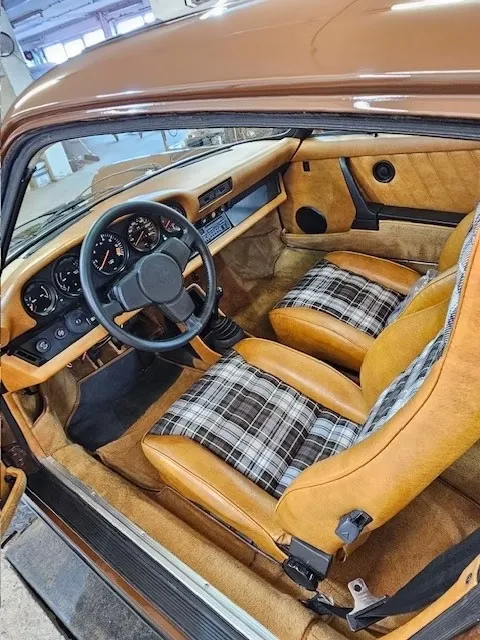 Oldtimer-Innenraum mit cognacfarbenen Ledersitzen bei Glanzleistung WW
